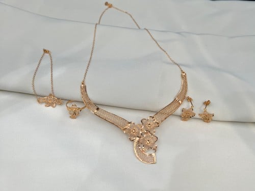 طقم ذهب بتصميم انيق عيار 21