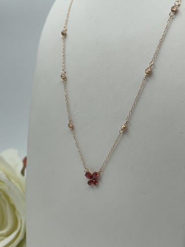 عقد الفراشة الحمراء