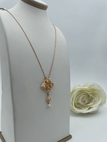 عقد شذى مربعات زركون