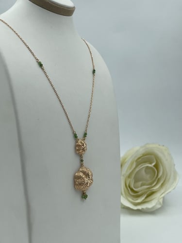 عقد شذى وردة حجر اخضر