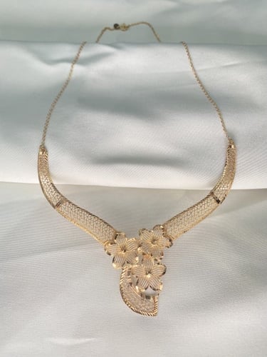 طقم ذهب بتصميم انيق عيار 21