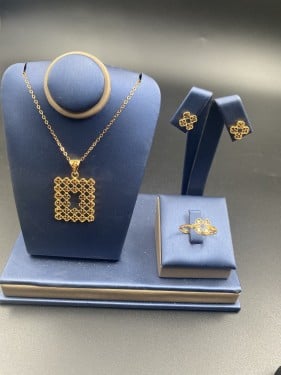 نص طقم مميز بتصميم حديث