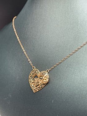 عقد ذهب عيار 21