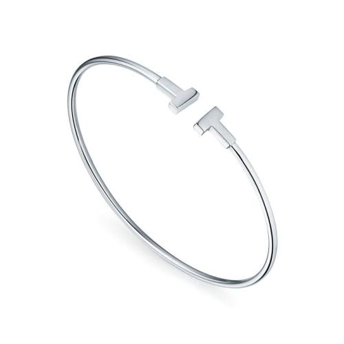 سوار Tiffany T Wire الرفيع يجسّد زخرفة حرف T