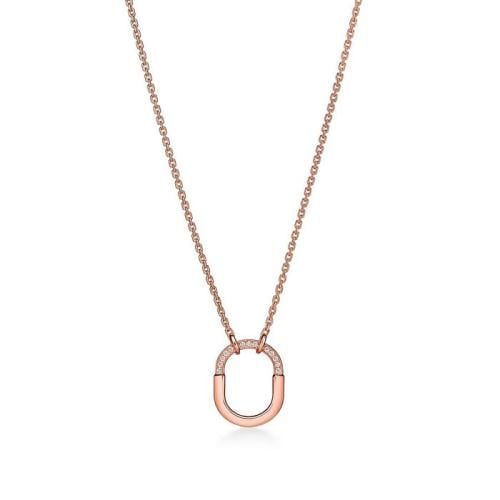 Small necklace with a luxurious hand-set diamond.