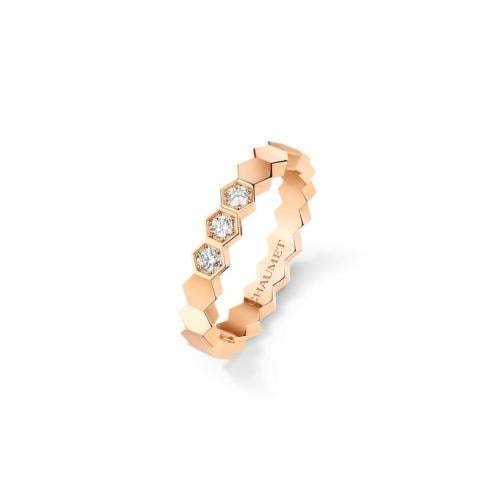 The diamond-studded ring with the sparkling cut. Vibrant