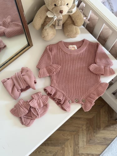 طقم مواليد بكشاكش ناعمة مطرزة بالاسم