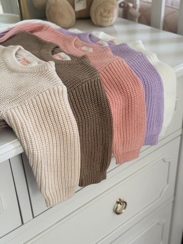 لبسة مواليد بأكمام مطرزة بالاسم