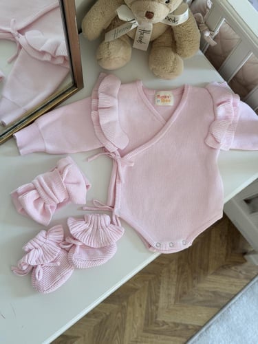 طقم مواليد بكشاكش الكتف مطرز بالاسم