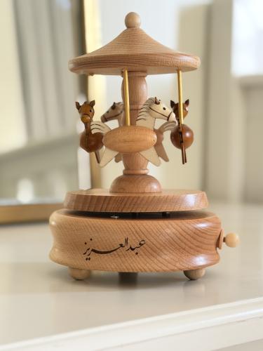 لعبة موسيقية خشبية محفورة بالاسم