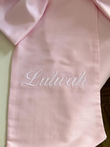 فيونكة كبيرة مطرزة بالاسم