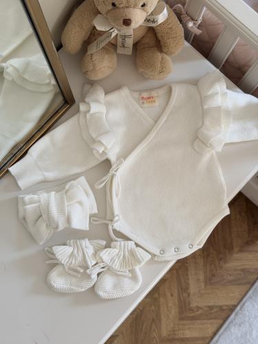 طقم مواليد بكشاكش الكتف مطرز بالاسم