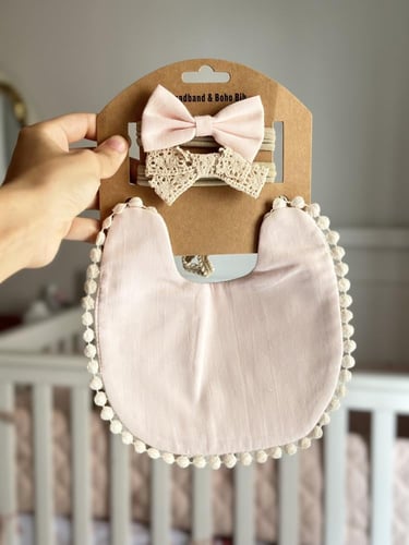 مريلة بيبي مطرزة بالإسم مع اطواق