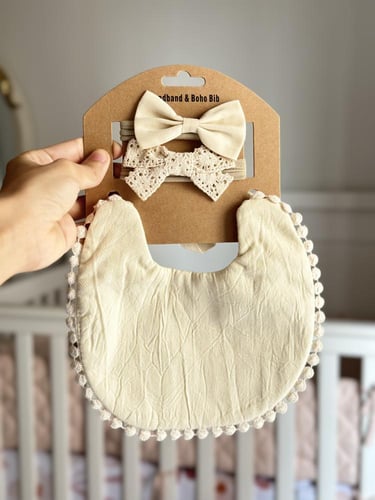 مريلة بيبي مطرزة بالإسم مع اطواق