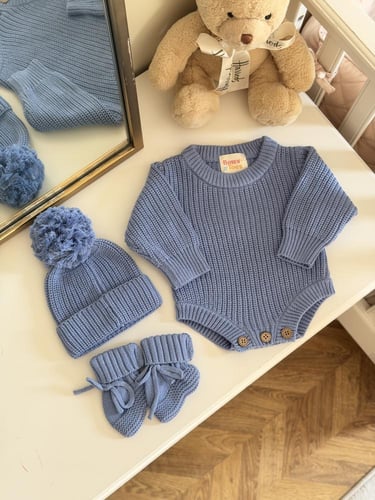 طقم لبسة مواليد محاكة مطرزة بالاسم