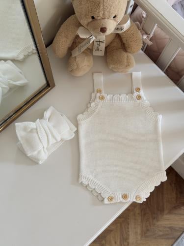 لبسة مواليد محاكة بدون أكمام مع فيونكة مطرزة بالاس...