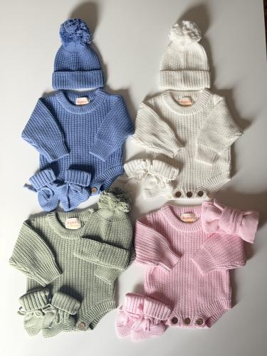 طقم لبسة مواليد محاكة مطرزة بالاسم