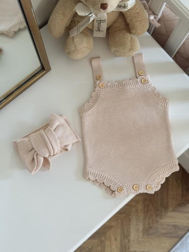 لبسة مواليد محاكة بدون أكمام مع فيونكة مطرزة بالاس...