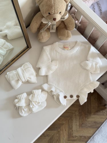 طقم مواليد بكشاكش ناعمة مطرزة بالاسم