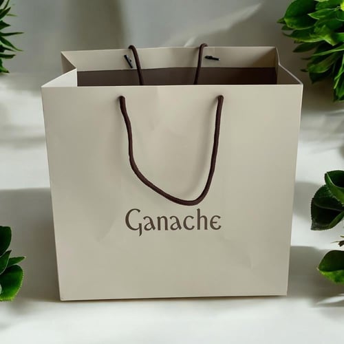 بوكس كيك من جاناش مع ورد