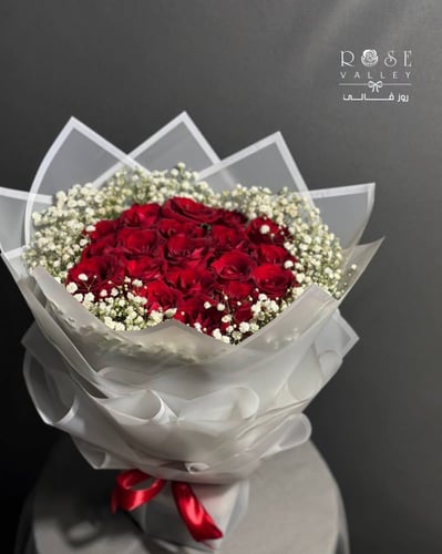 باقة جوري أحمر 20 وردة مع أطراف جيبسوفيليا أبيض