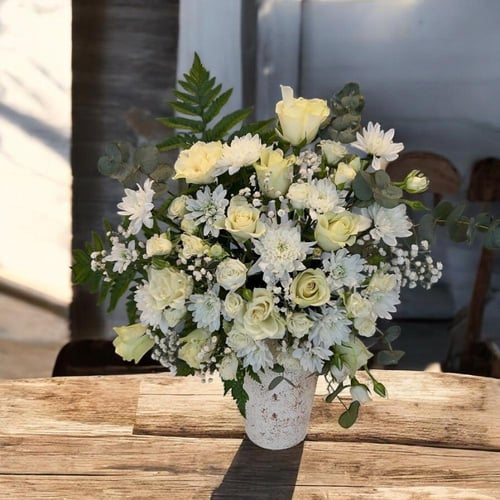 فازة سيراميك مع ورد طبيعي