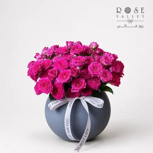 فازة رمادي مع ورد وردي
