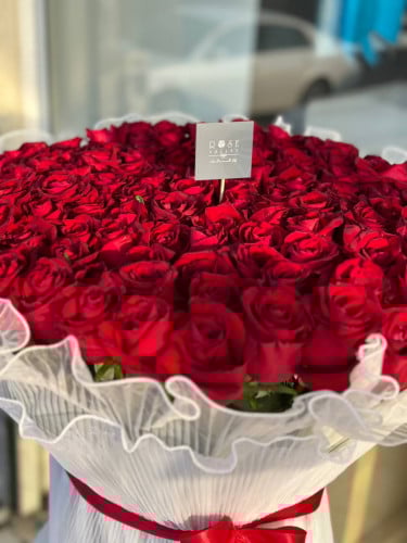 باقة ورد 100 وردة مع تغليف الدانتيل