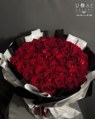 باقة ورد جوري أحمر 40 وردة مع تغليف أبيض و أسود