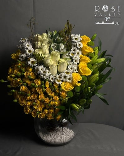 فازة ورد مليئة بالورود الزاهيه