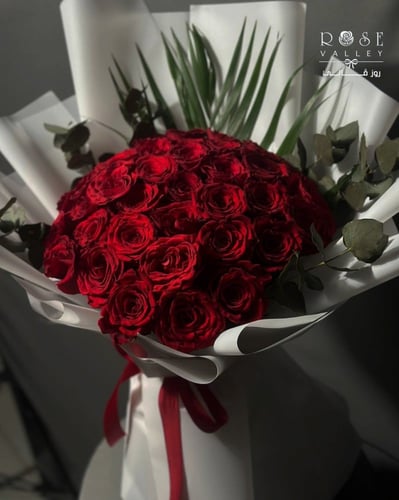 باقة ورد جوري أحمر مخمل مع اليذر ليف طبيعي