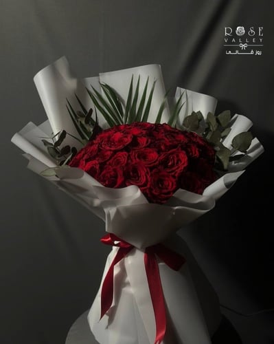 باقة ورد جوري أحمر مخمل مع اليذر ليف طبيعي