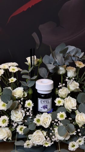 استاند يجمع بين الورد و عبير الفواحه المميز