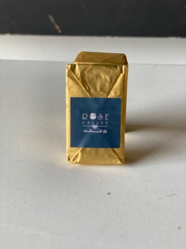 ستاند ورد مع نص كيلو شوكولاته سويسرية