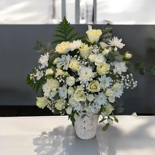 فازة سيراميك مع ورد طبيعي