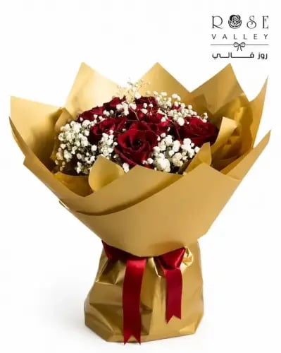 باقة ورد جوري مع جيبسوفيليا و تغليف ذهبي
