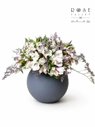 فازة رمادي مع ورد ألستروميريا