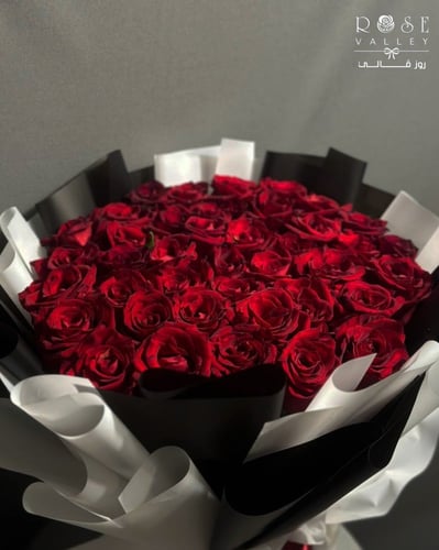باقة ورد جوري أحمر 40 وردة مع تغليف أبيض و أسود