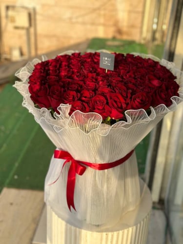 باقة ورد 100 وردة مع تغليف الدانتيل
