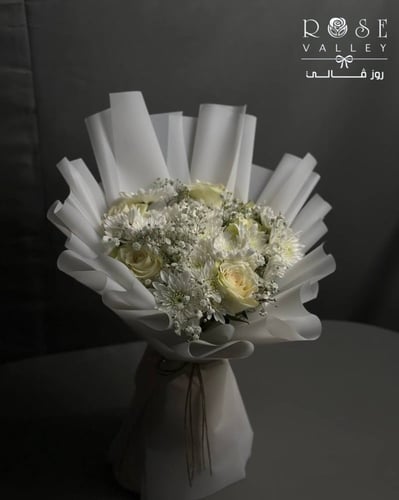 باقة ورد كريز وجوري طبيعي لون أبيض