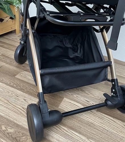 عربة أطفال خفيفة وعملية بتصميم أنيق