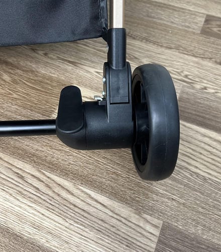 عربة أطفال خفيفة وعملية بتصميم أنيق