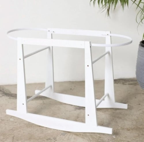 سرير اطفال مواليد( سلة موسى)مع طقم لبس مطرز