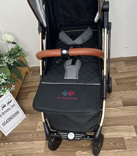 عربة أطفال خفيفة وعملية بتصميم أنيق