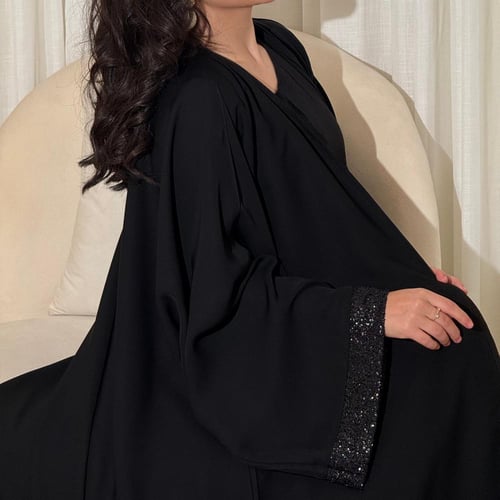 عبايه لمعه على الاكمام واسفل العبايه