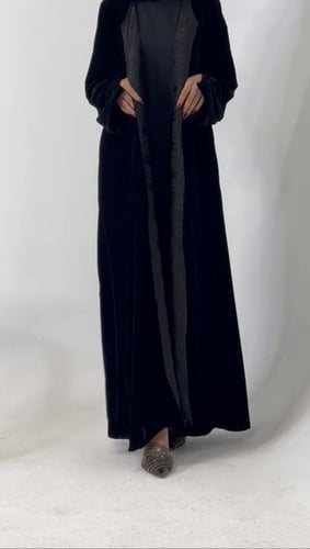 عبايه مخمل وحرير مشجر اسود -طرحه طرف حرير