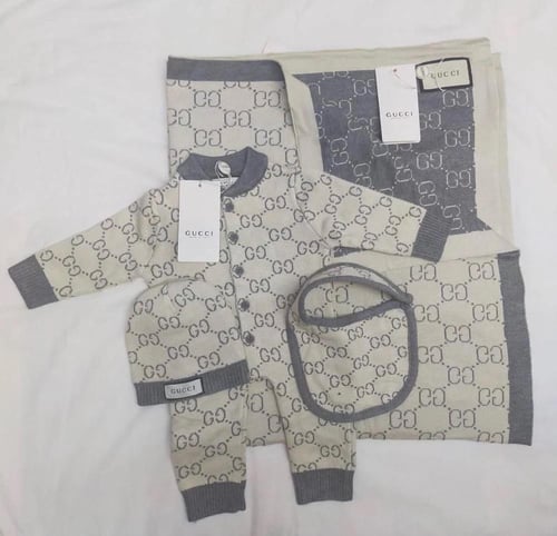 طقم قوتشي 4 قطع +كيس الماركة