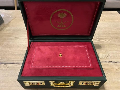 شنطة هدية جلد ربع كيلو