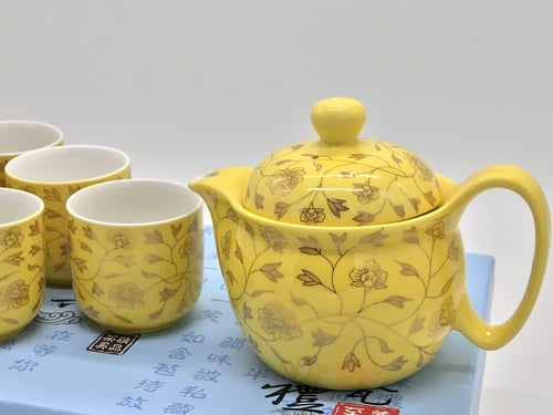 طقم شاي مكون من 8 قطع للون اصفر مزخرف باللون الذهب...