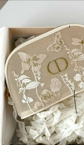 شنطة مكياج ديور